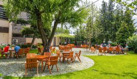 Terasa-dreapta jos în colț